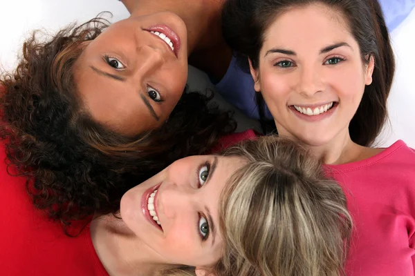Tre kvinnliga vänner om tillsammans — Stockfoto