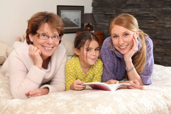 Familj porträtt av tre generationer — Stockfoto
