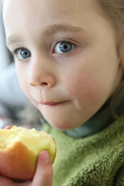 Çocuk elma yiyor. — Stok fotoğraf