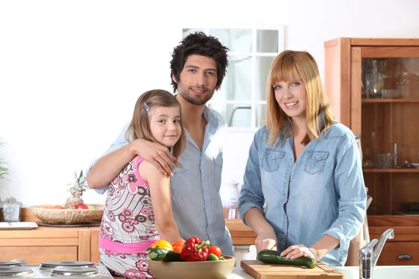 Moeder voorbereiding van een maaltijd voor haar familie — Stockfoto