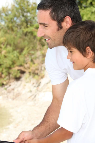 Bir baba ve oğlu Balık tutma. — Stok fotoğraf