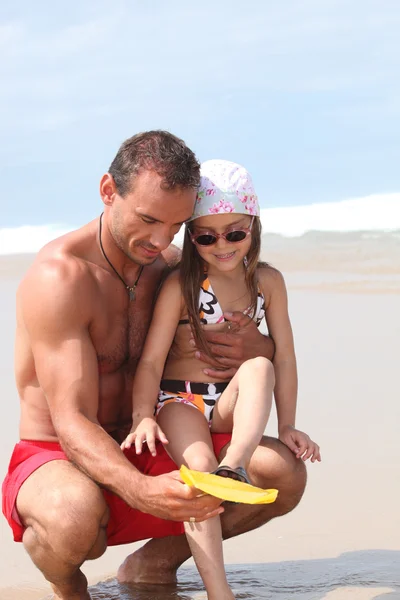 Vader en dochter spelen op het strand — Stockfoto