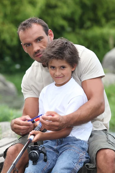 Pai ensinando seu filho a pescar — Fotografia de Stock