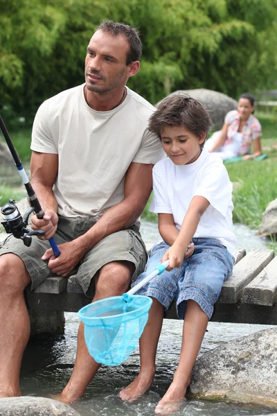 Homme à la pêche avec son fils — Photo