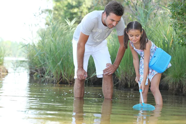 Far och dotter med en netto-fiske — Stockfoto