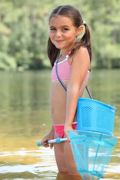Petite fille mignonne pêche dans la rivière — Photo
