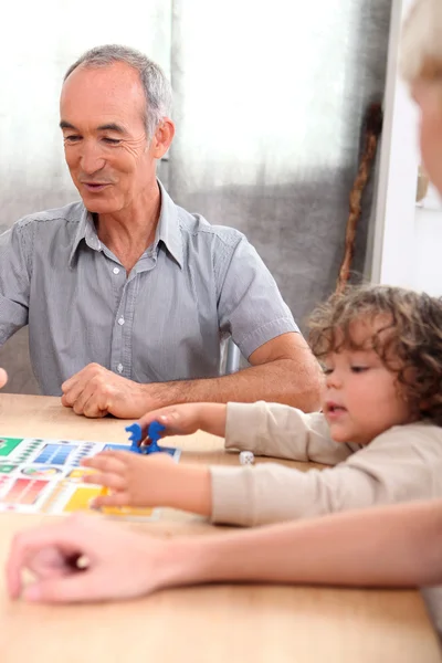 Grootvader spelen met zijn kleinzoon — Stockfoto