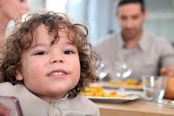 Junges Mädchen beim Essen mit ihrer Familie — Stockfoto