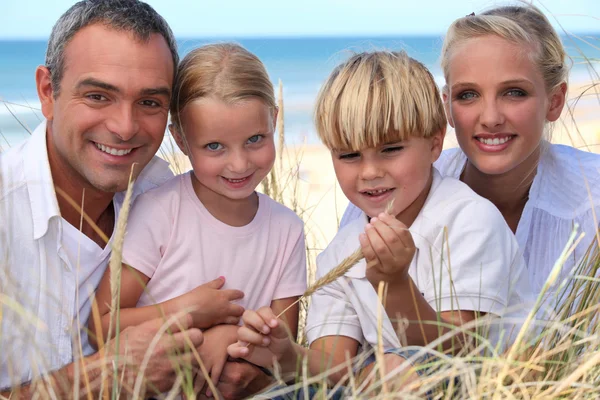 Famiglia trascorrere la giornata in riva al mare — Foto Stock