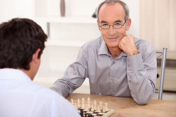 Senior spelar schack med barnbarn — Stockfoto