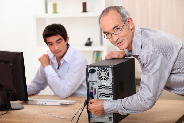 Muž oprava počítače — Stock fotografie
