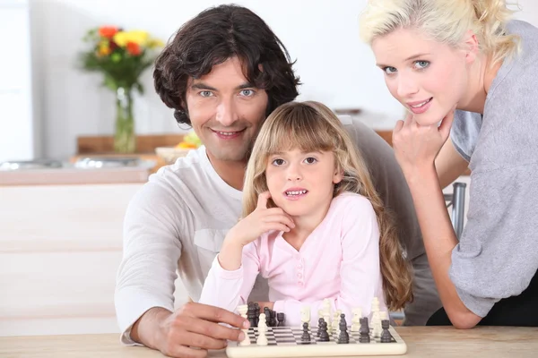 Семья играет в шахматы — стоковое фото