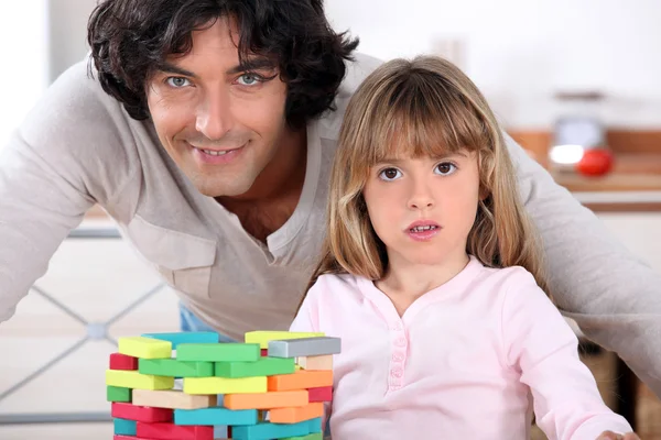 Pai e filha brincando com tijolos — Fotografia de Stock