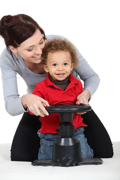 Küçük çocuk ile SteeringWheel oturdu — Stok fotoğraf