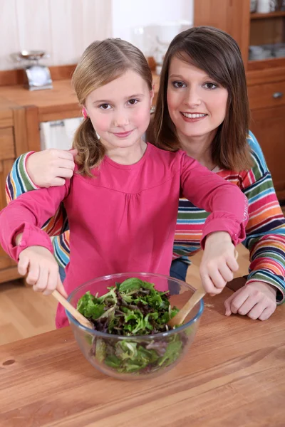 Anne ve kızı birlikte salata yapma — Stok fotoğraf