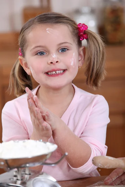Маленька дівчинка випічки — стокове фото