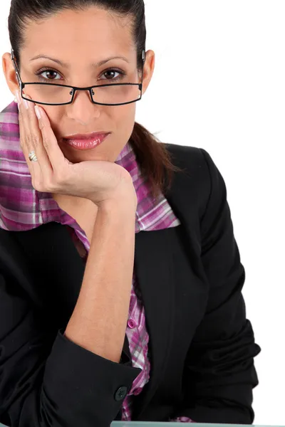Geschäftsfrau blickt über ihre Brille — Stockfoto
