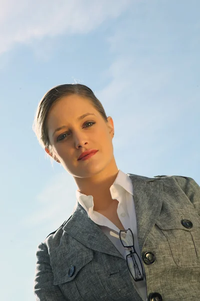 Portret van een zakenvrouw op een zonnige dag — Stockfoto