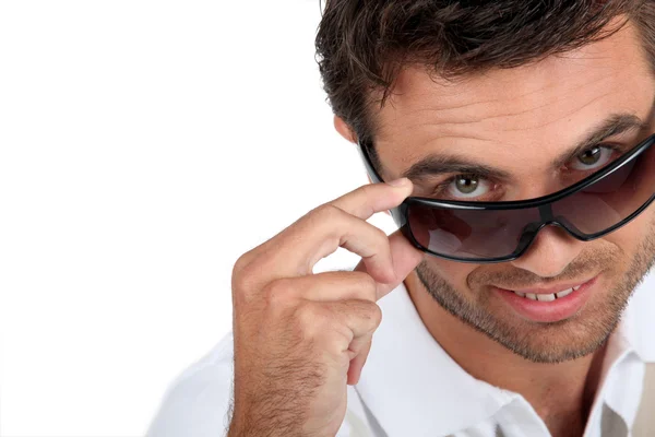 Mężczyzna w okularach przeciwsłonecznych w studio — Zdjęcie stockowe