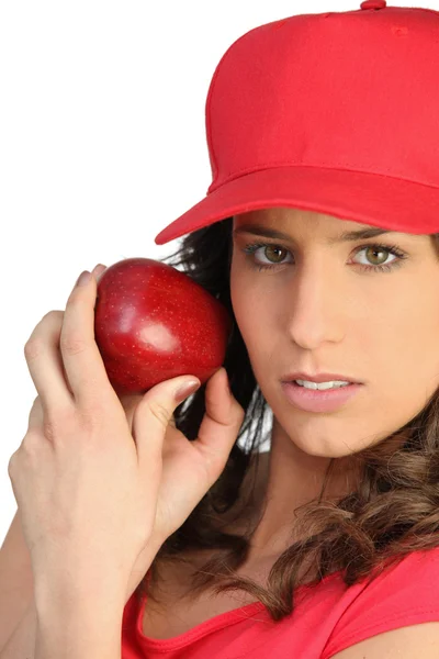 Γυναίκα με κόκκινο χρώμα με ένα κόκκινο μήλο — Φωτογραφία Αρχείου