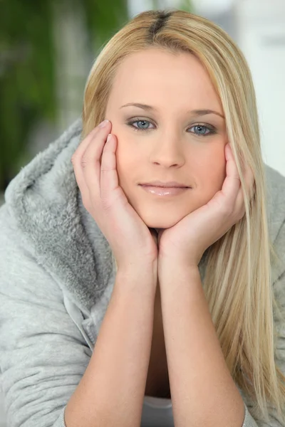 Porträt einer jungen Frau mit langen blonden Haaren — Stockfoto