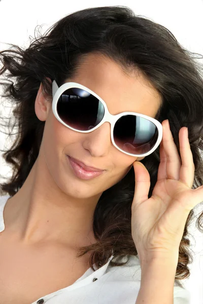 Junge Frau mit übergroßer Sonnenbrille — Stockfoto