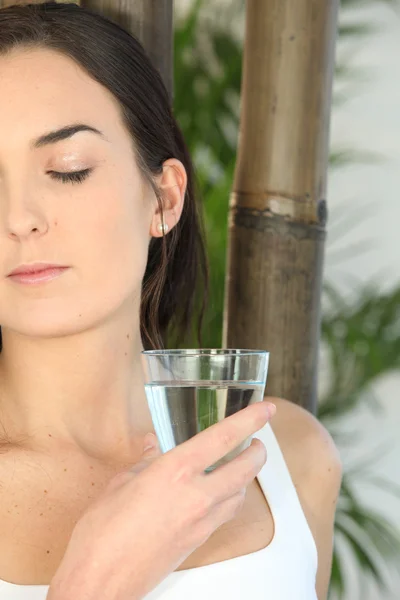Жінка п'є склянку води — стокове фото