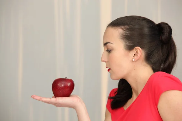 Kırmızı elma tutan kadın. — Stok fotoğraf