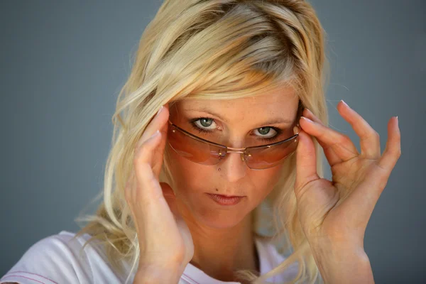 Moody mulher loira usando óculos de sol — Fotografia de Stock
