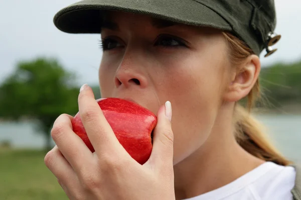 户外吃一个苹果的女人 — 图库照片