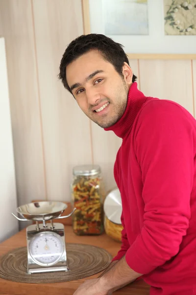 Junger Mann in einer Küche — Stockfoto