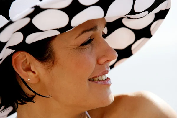 Femme portant un chapeau tacheté — Photo