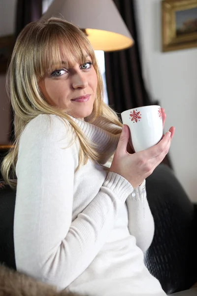 Γυναίκα έχοντας ένα ζεστό φλιτζάνι τσάι — Φωτογραφία Αρχείου