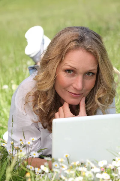 Mulher com seu computador portátil no parque — Fotografia de Stock