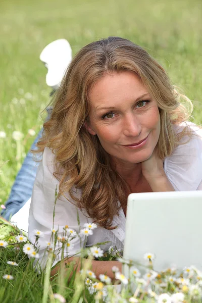 Femme sur ordinateur portable — Photo