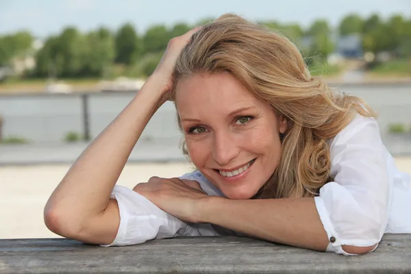 Woman smiling outside — Stock Photo, Image