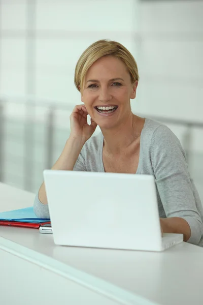 Γυναίκα γέλιο σε φορητό υπολογιστή — Φωτογραφία Αρχείου