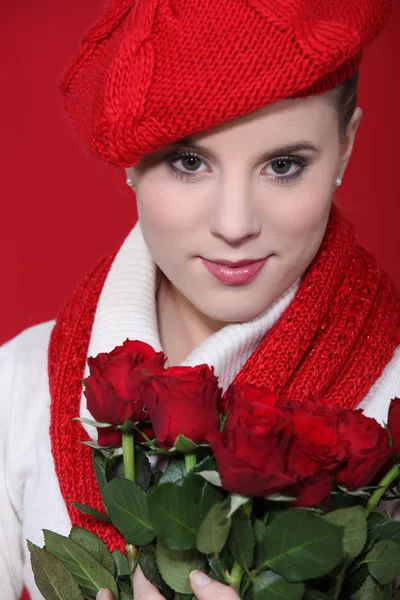 Mulher elegante segurando um buquê de rosas vermelhas — Fotografia de Stock