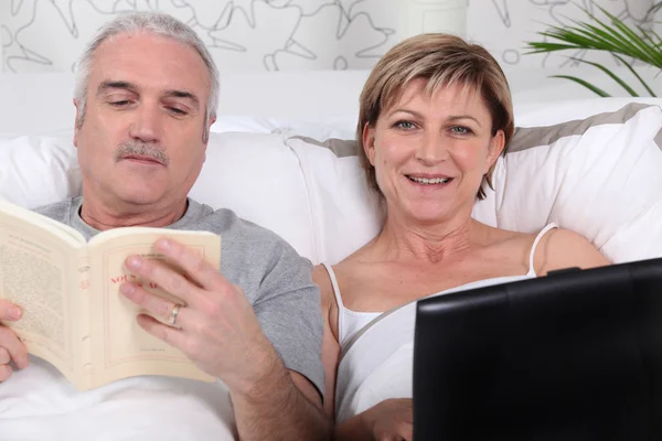 Ouder paar ontspannen in bed — Stockfoto