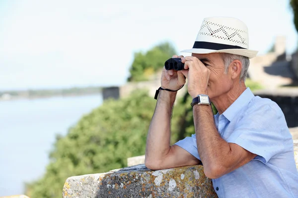 Old man with binoculars — Stock Photo, Image