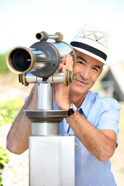 Турист смотрит в телескоп — стоковое фото
