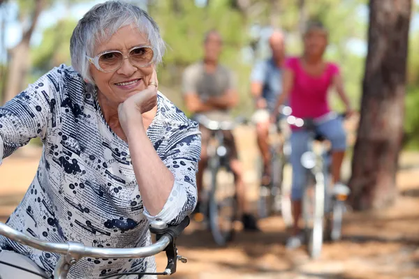 Un mucchio di vecchia signora in bicicletta . — Foto Stock