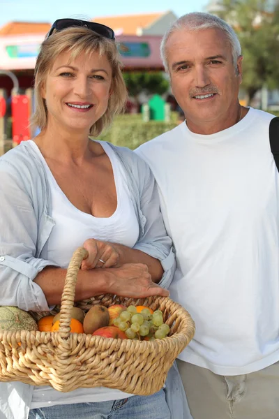 Paar auf dem Markt — Stockfoto