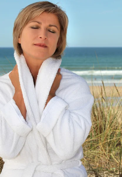 Mulher relaxante à beira-mar — Fotografia de Stock