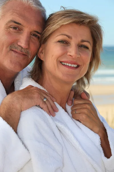 Középkorú pár a strandon — Stock Fotó