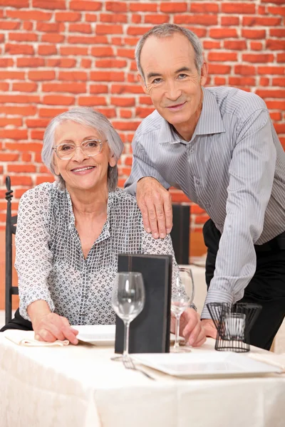 Äldre par i restaurang — Stockfoto