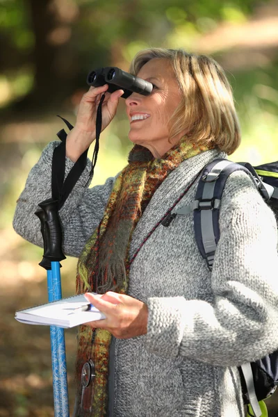 Donna nel bosco orienteering — Foto Stock