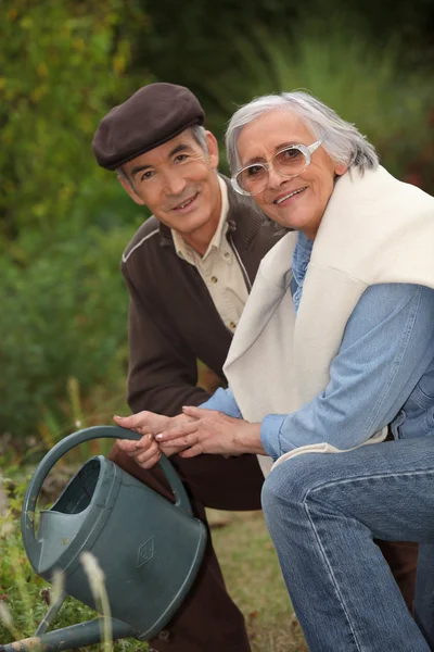 Ouderen paar tuinieren — Stockfoto