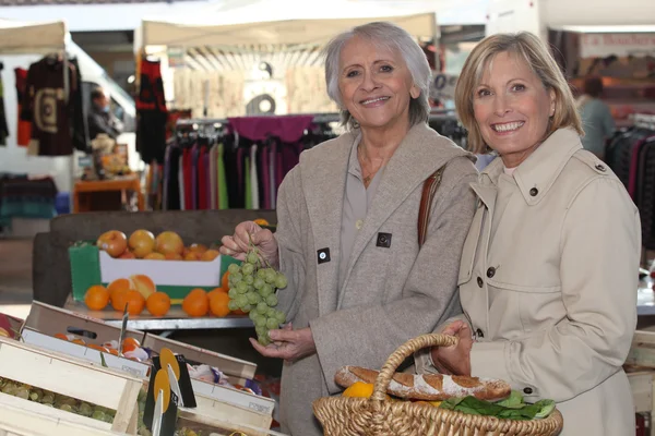 Zwei Seniorinnen beim Einkaufen auf dem Markt — Stockfoto