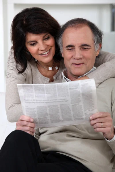 Paar liest Zeitung — Stockfoto
